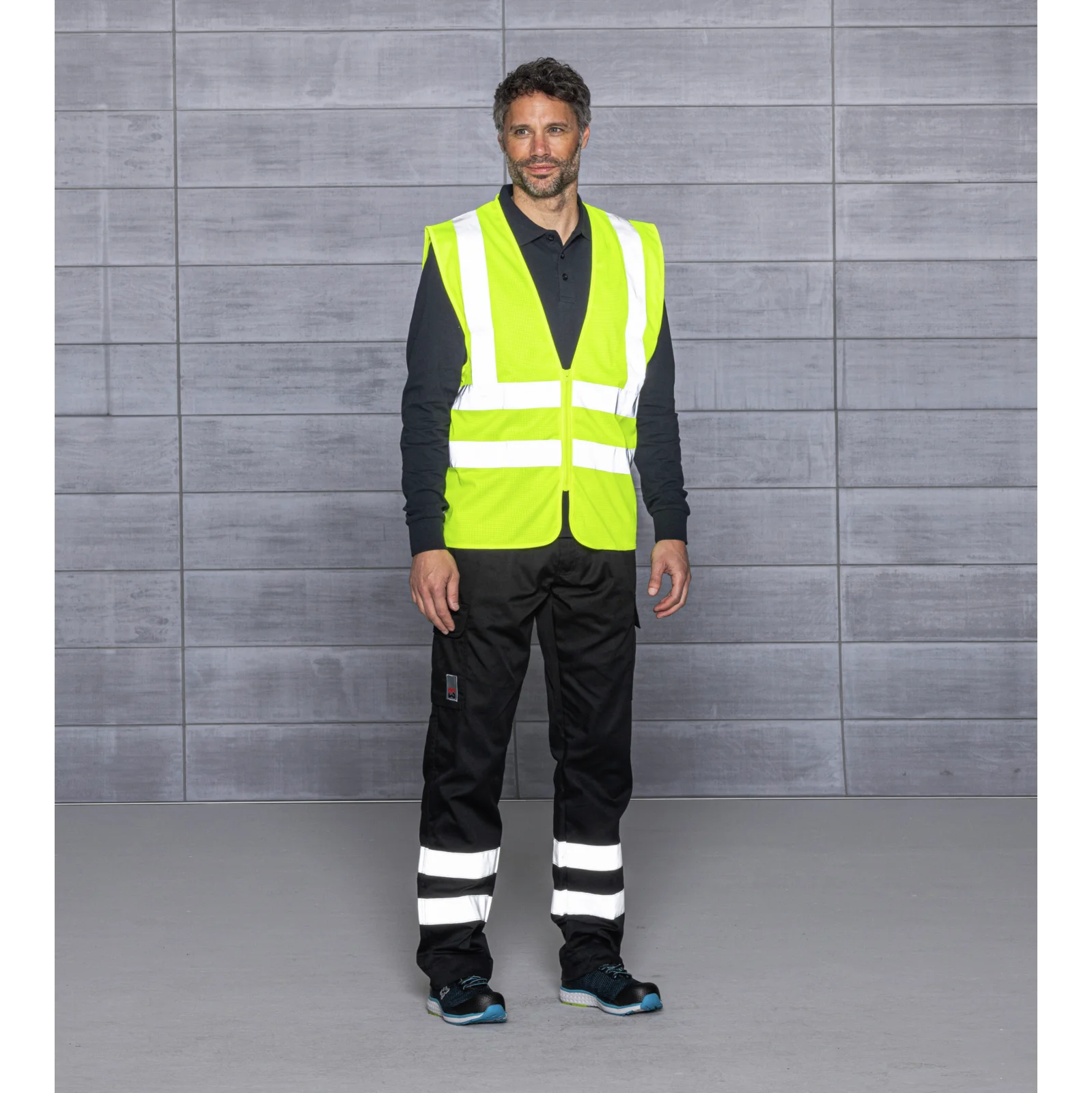 homme port Gilet de Sécurité Haute Visibilité